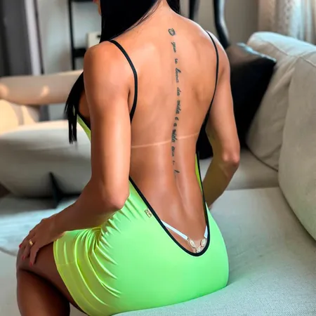 Vestido Sexy com Decote Profundo e Leve Transparência em Poliéster - Arromba Vestido Sexy com Decote Profundo e Leve Transparência em Poliéster - Arromba