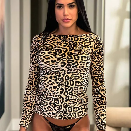 Blusa Feminina de Veludo Animal Print com Manga Longa - Paolla